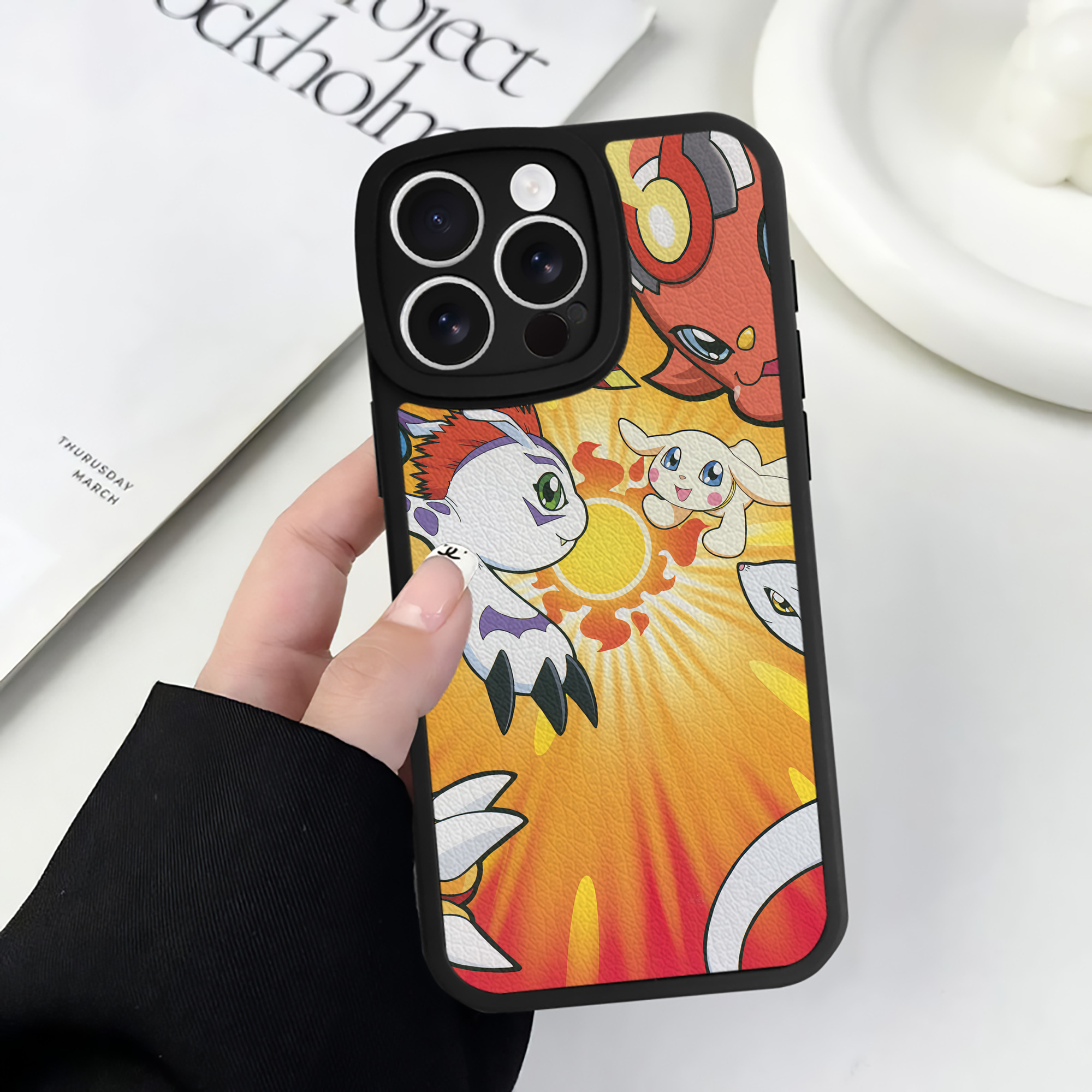 （画像用） Digimon デジタルモンスター/デジモン 【iPhone 16シリーズ対応】シリコンスマホケース（レザー調） 材質：シリコン
